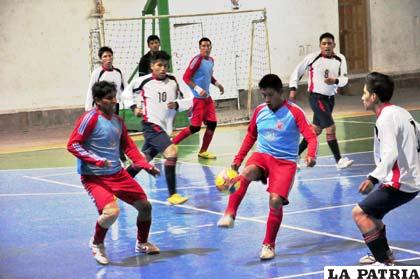 Narciso Taquichiri con el dominio de la pelota
