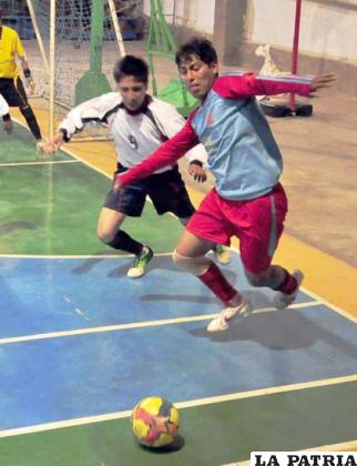 Mollo y Betancurt disputan el balón