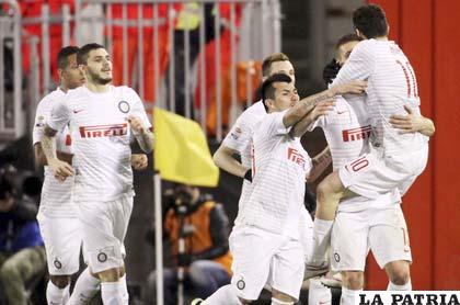 El festejo de los jugadores de Inter por su victoria de visita al Cagliari 