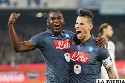 Marek Hamsik anotó el 2-0 y celebra con Duván Zapata