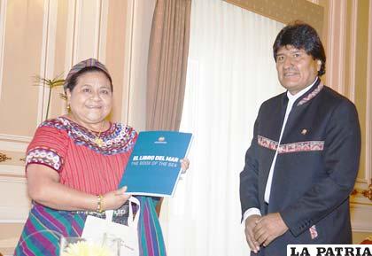 La Premio Nobel, Rigoberta Menchú en Palacio de Gobierno con el Presidente Evo Morales