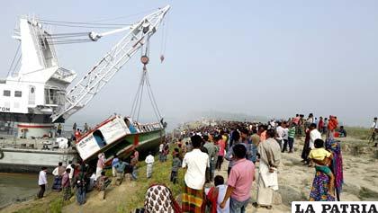 Trabajos de rescate del ferry en Bangladesh