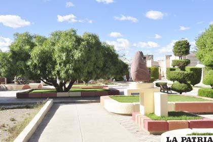 Jardines y esculturas adornan el paisaje del Cementerio General