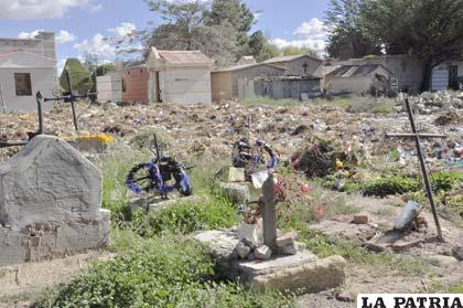 Un hecho negativo en el camposanto es la acumulación de basura en el sector Norte