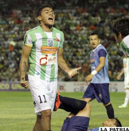 Alcides Peña celebra el gol anotado por Yasmani Duk