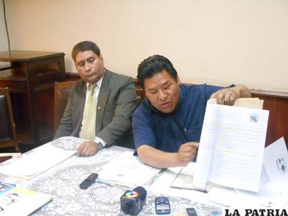 Walter Mamani durante la rueda de prensa que ofreció ayer