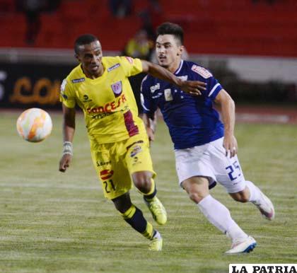 Ramiro Ballivián y William en la disputa del balon