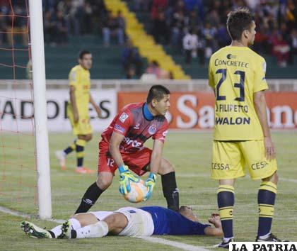 El portero Juan Carlos Robles se hace del balón