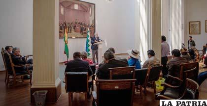 El expresidente de Bolivia Carlos Mesa socializa a diputados sobre la demanda marítima