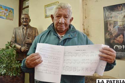 Crisólogo Quintanilla muestra partituras dedicadas al Mar boliviano