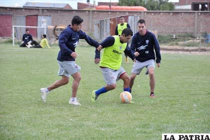 Puma con el balón, ante la mirada de Juárez y Ferreira