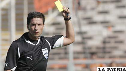 El árbitro chileno Eduardo Gamboa