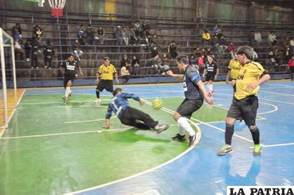 Una acción del partido en el que venció Morales Moralitos