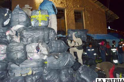 Gran cantidad de fardos de ropa usada