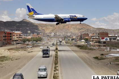 Un avión aterriza en el Aeropuerto Internacional “Juan Mendoza”