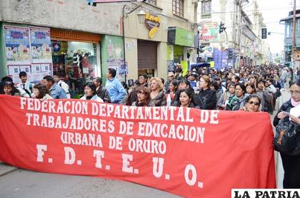 Los maestros marcharon ayer en la ciudad de Oruro