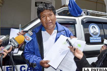 El candidato del MAS, Víctor Hugo Vásquez, muestra la demanda