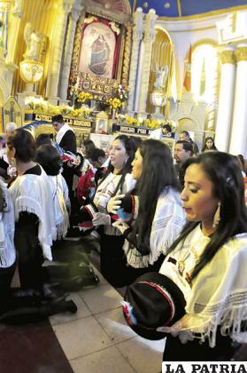 Devotos ante la Virgen del
Socavón por una promesa de fe