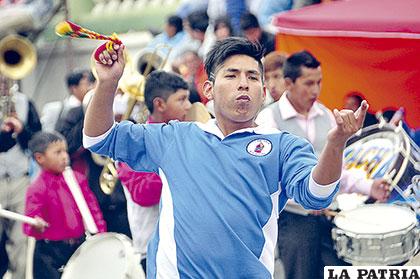 Un llamero baila con pasión