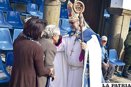 Obispo Cristóbal Bialasik, bendijo a la población en su recorrido hacia al Santuario de la Virgen del Socavón