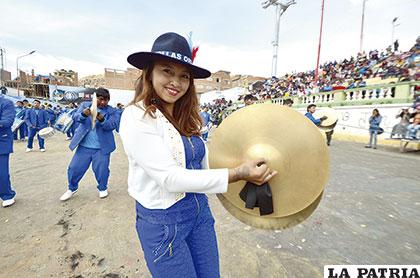 Imagen femenina se destaca en las bandas