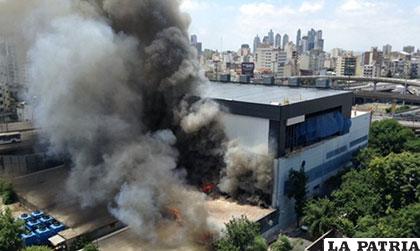 Un voraz incendio afectó las instalaciones del Canal 13 de la televisión argentina
