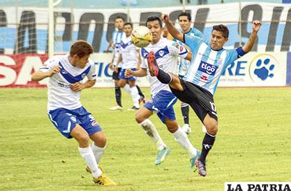 Nelvin Soliz remata ante la marca de Miguel Hoyos /APG