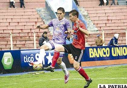 Vargas disputa el balón con Rioja /APG