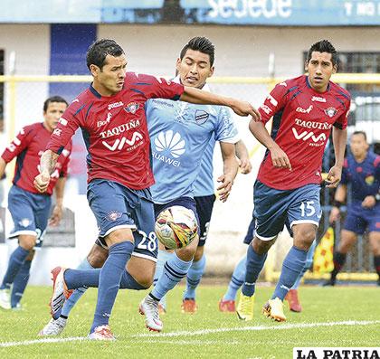 La acción del cotejo que se disputó ayer en Cochabamba /APG