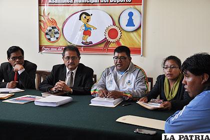 Valda junto al alcalde Bazán en la reunión de la Asamblea Municipal del Deporte