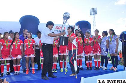 Morales durante la entrega de premios a las campeonas de la Copa Estado Plurinacional