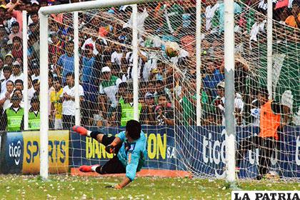 Hugo Suárez no pudo atajar el penal ejecutado por Rivero