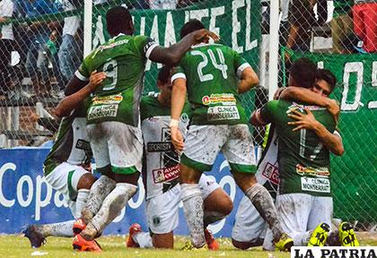 El festejo de los jugadores de Petrolero