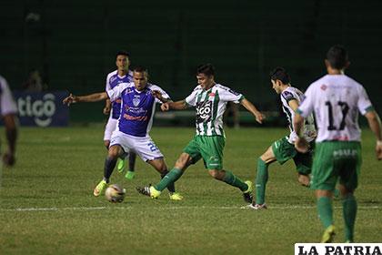 Ovejero con el dominio de la pelota ante la marca de sus adversarios