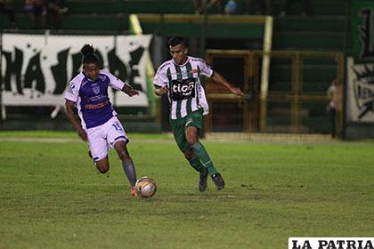 La acción del partido que se disputó anoche en Santa Cruz