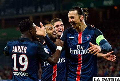 Zlatan Ibrahimovic celebra con sus compañeros del PSG 