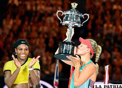 Kerber levanta el trofeo ante la mirada de Williams