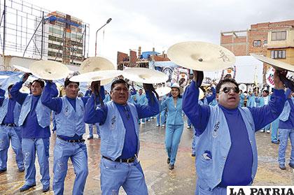 Las bandas también muestran sus coreografías