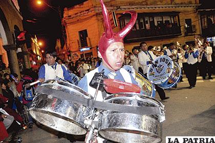 Particular atuendo de un integrante de la banda San José