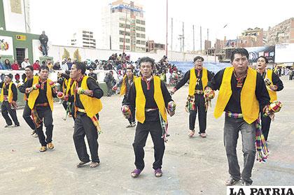 Alegres integrantes de la Fraternidad Artística Hijos del Pagador
