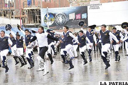 Caporales Centralistas muestran su talento en la danza