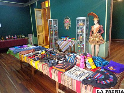 Exponen trajes en miniatura del Carnaval de Oruro