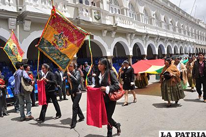 Marcharon por la efeméride departamental y en reclamo por el Código Tributario