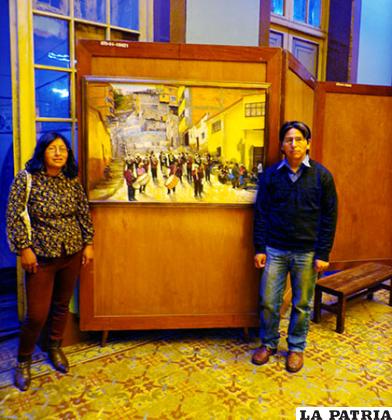 Fernando y Jaqueline junto a una de sus obras