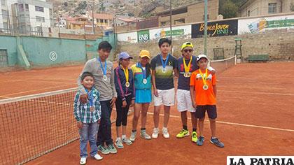 Los ganadores del primer torneo departamental de tenis