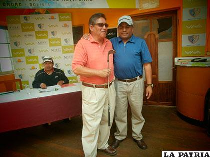 Beltrán recibe el premio de parte de Valdivia