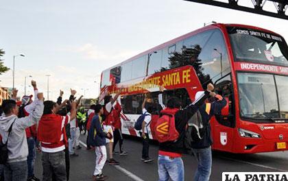 Hinchas colombianos despiden a su equipo que viajó a Santa Cruz