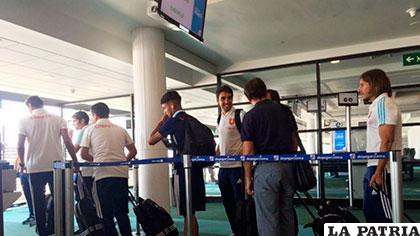 Los jugadores de la U de Chile en la sala de embarque