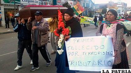Gremialistas de El Alto marchan cargando un ataud, por muerte de chofer en Tambo Quemado /erbol.com.bo