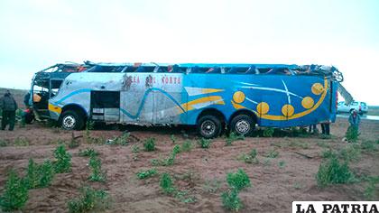 El bus de la empresa Villa del Norte luego del accidente